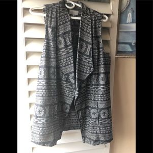 Sleeve less jacket- L- Nice print
